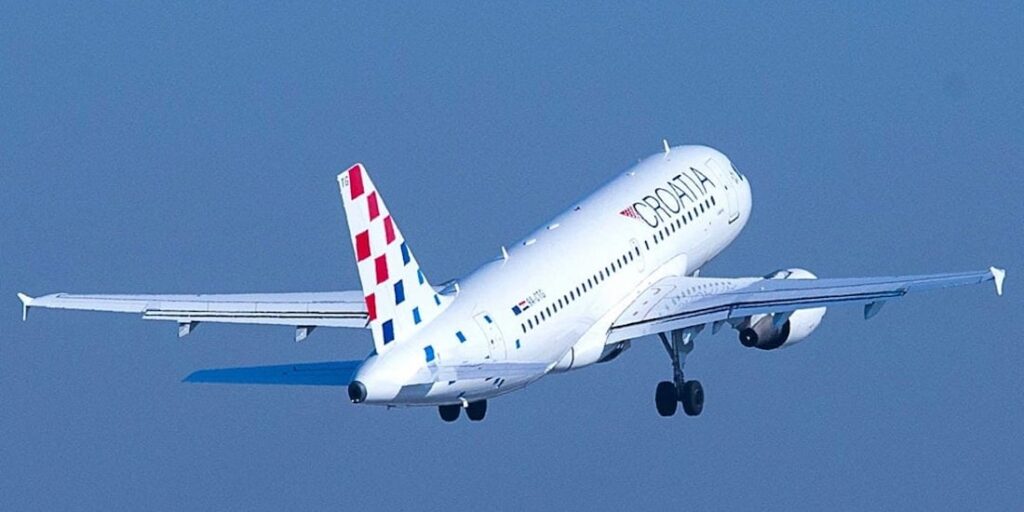 Flugzeug der Croatia Airlines beim Steigflug