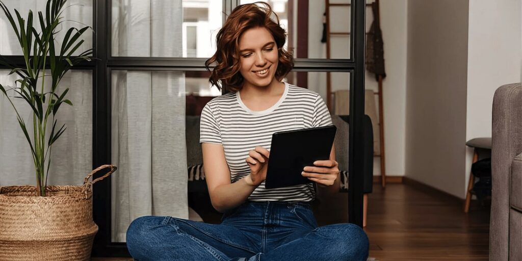 Junge Frau mit Apple iPad