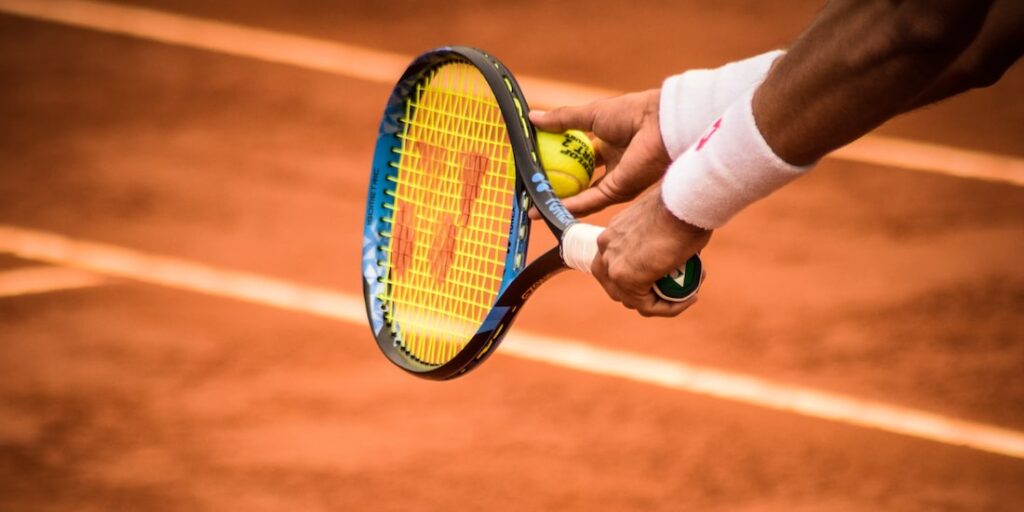 Tennisracket und Ball vor dem Aufschlag