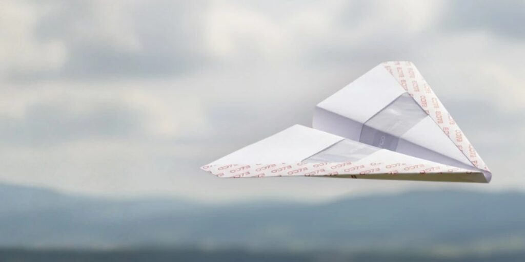 Aus einem ELCO Couvert hergestellter Papierflieger