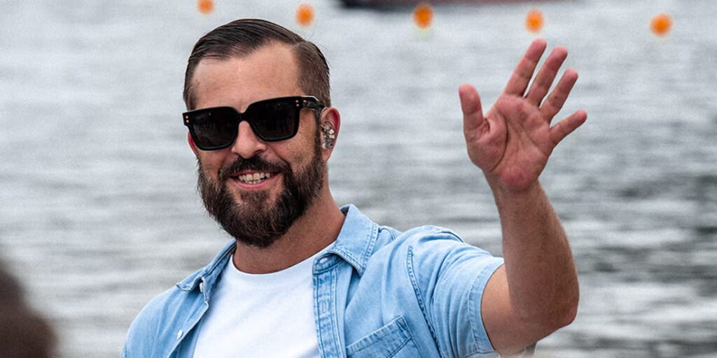 Bligg winkt in die Kamera – TUI Wettbewerb: Kurzferien in Marokko mit Privatkonzert gewinnen