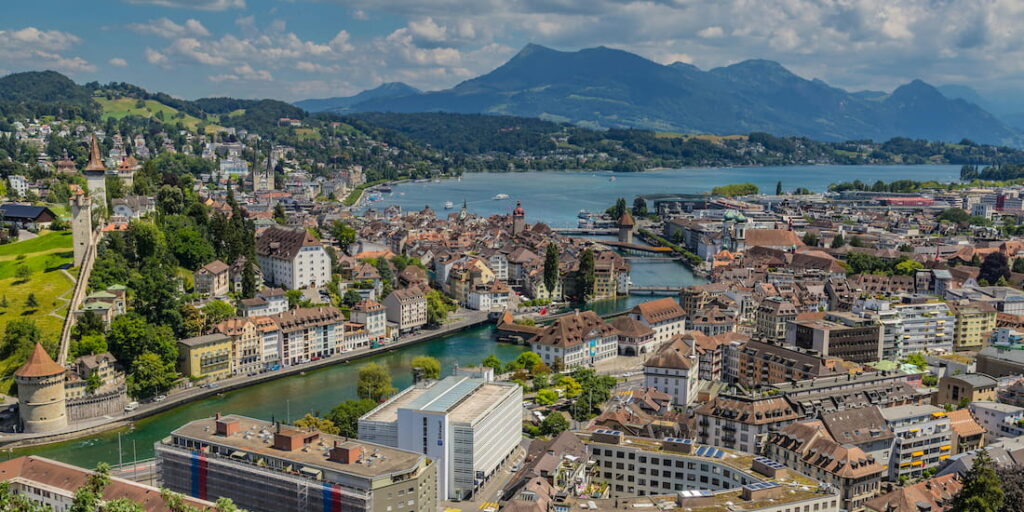 Panoramablick auf Luzern mit Altstadt, Vierwaldstättersee und Bergpanorama – Schweiz Tourismus verlost 15 Hotelübernachtungen