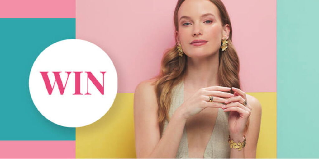 Gewinnspiel-Banner: Frau mit goldenen Blüten-Ohrringen und Armreif der CHRIST Sommer-Kollektion mit WIN-Plakette