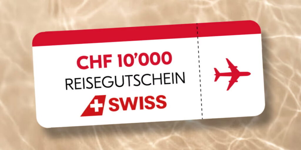 SWISS Reisegutschein im Wert von CHF 10'000 als Flugticket mit rotem Flugzeug und SWISS Logo auf sandigem Wasser-Hintergrund