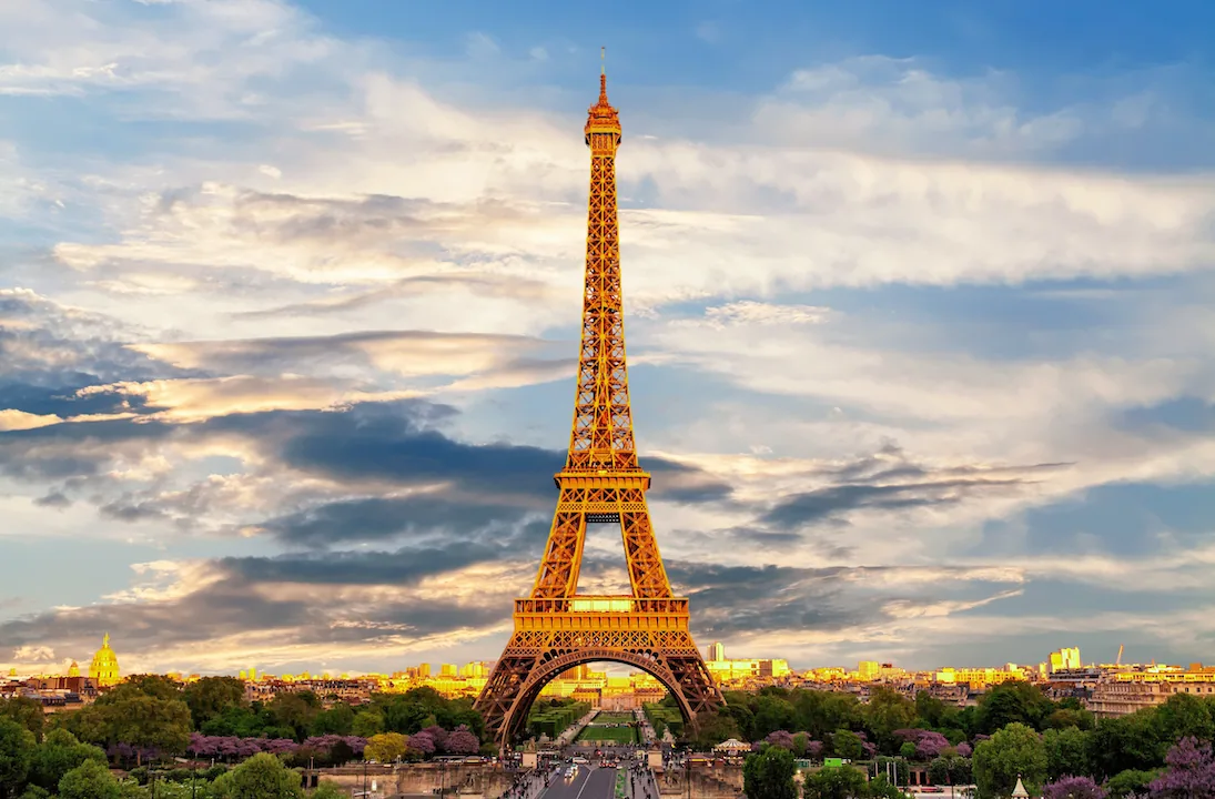 Eiffelturm in Paris – Dacia Wettbewerb