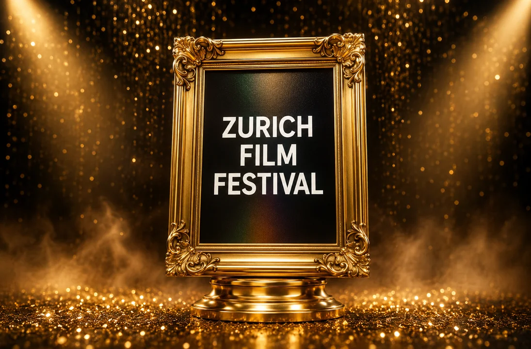 Goldener Zierrahmen mit dem Schriftzug Zurich Film Festival, beleuchtet von Scheinwerfern über einem Feld aus Goldglitzer.
